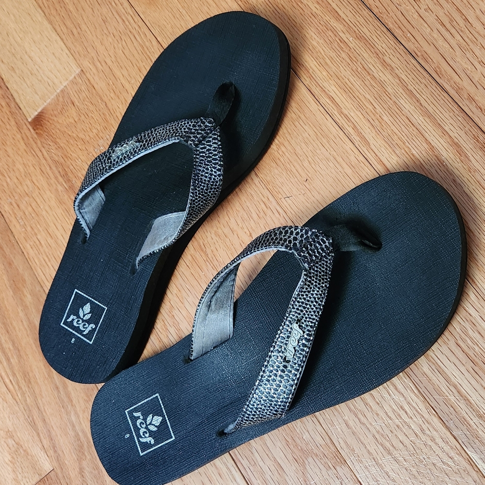 Reef Black Sandals with Textured Straps